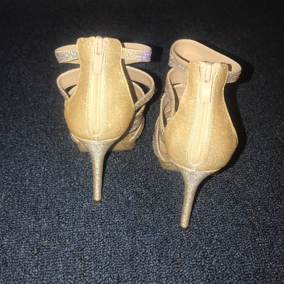 BEAUTIFUL GOLDEN HEELS 💛✨ - Picture 3 of 4